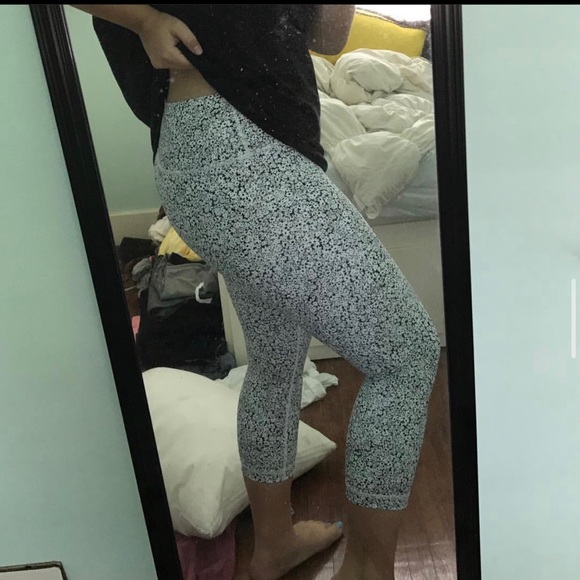 Flowered lululemon leggings - Picture 2 of 5